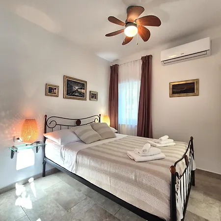 The Three Flowers Pool House 트로기르